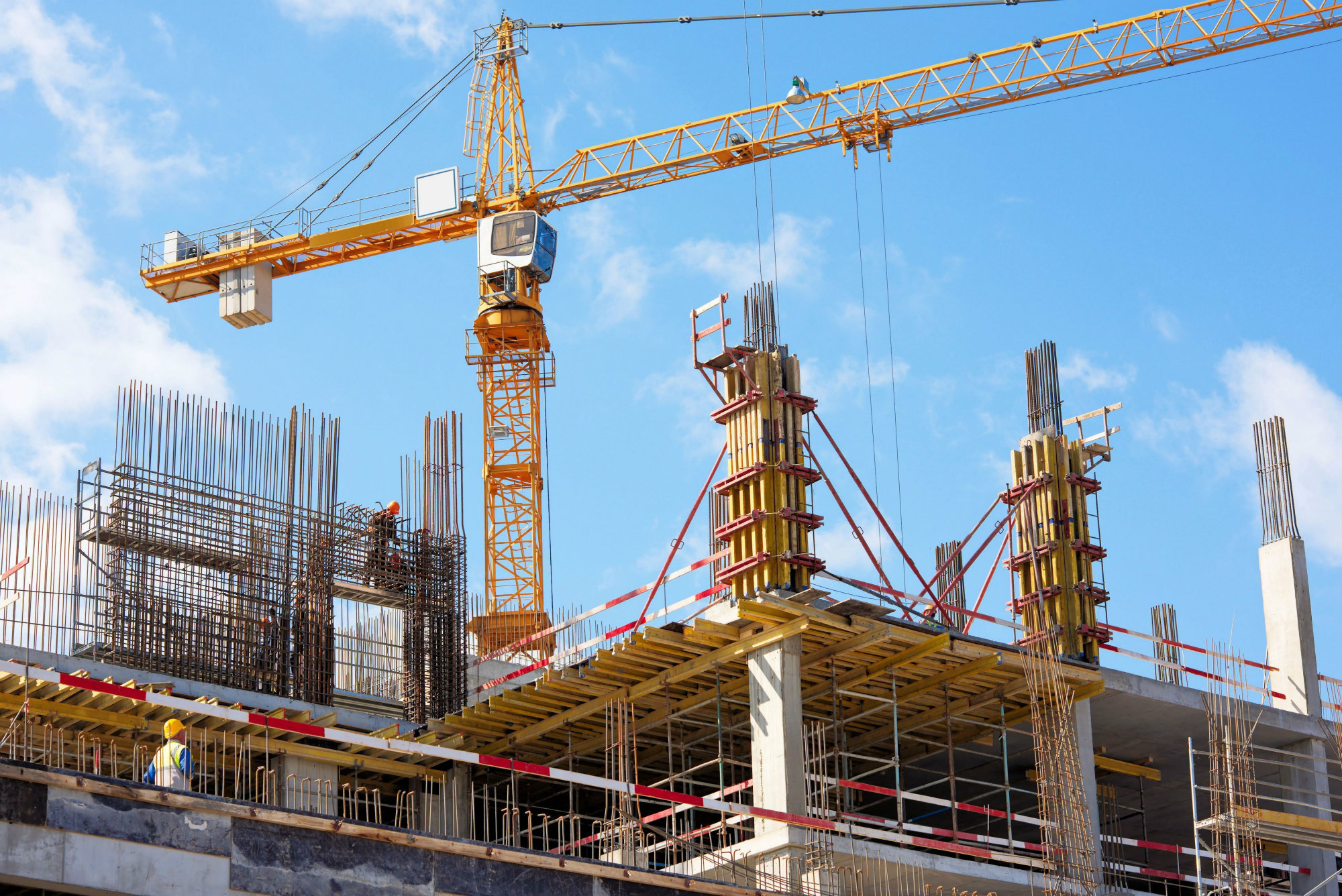 A crane among scaffolding.
